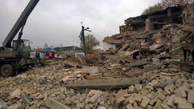 Из под завалов рухнувшего дома извлечено тело погибшей женщины фото 18