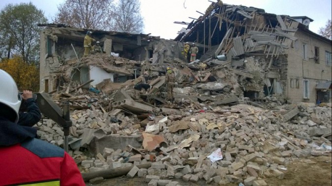 Из под завалов рухнувшего дома извлечено тело погибшей женщины фото 16