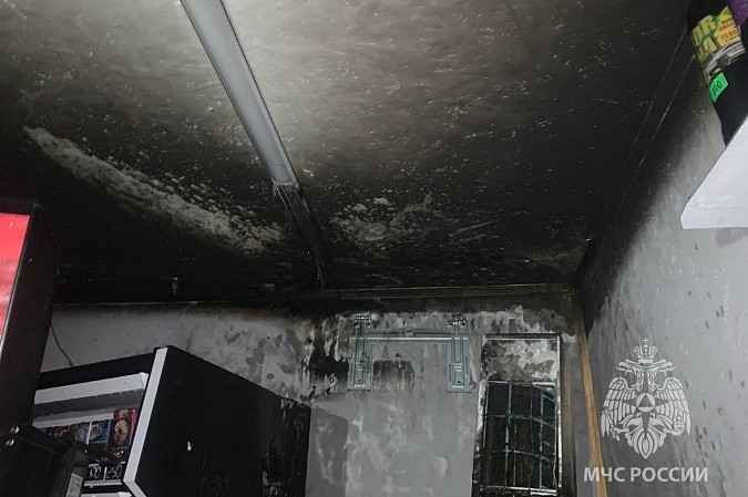 На улице Баха сгорел торговый ларек фото 2