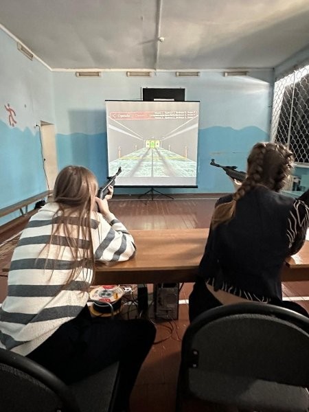 Учащиеся гимназии выполнили нормативы ГТО по стрельбе из электронного оружия фото 5