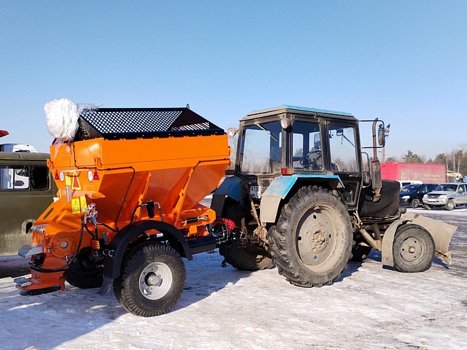УГХ поступил новый прицеп-разбрасыватель песка фото 2