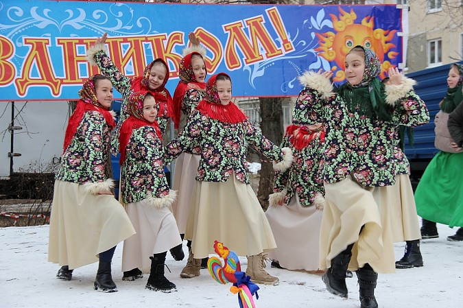 В микрорайонах «Поликор», «ДХЗ» и «Автоагрегат» прошли масленичные гулянья фото 5