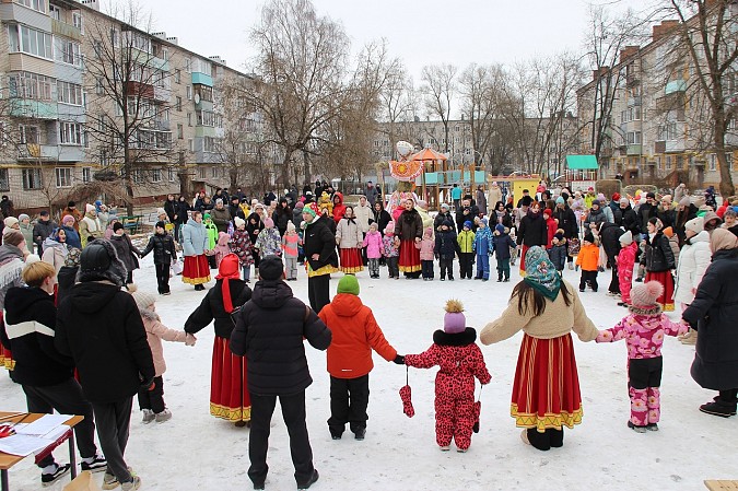 В микрорайонах «Поликор», «ДХЗ» и «Автоагрегат» прошли масленичные гулянья фото 6