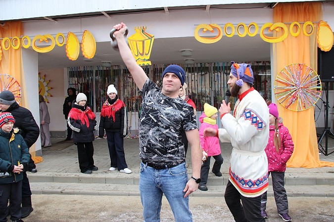 В микрорайонах «Поликор», «ДХЗ» и «Автоагрегат» прошли масленичные гулянья фото 8