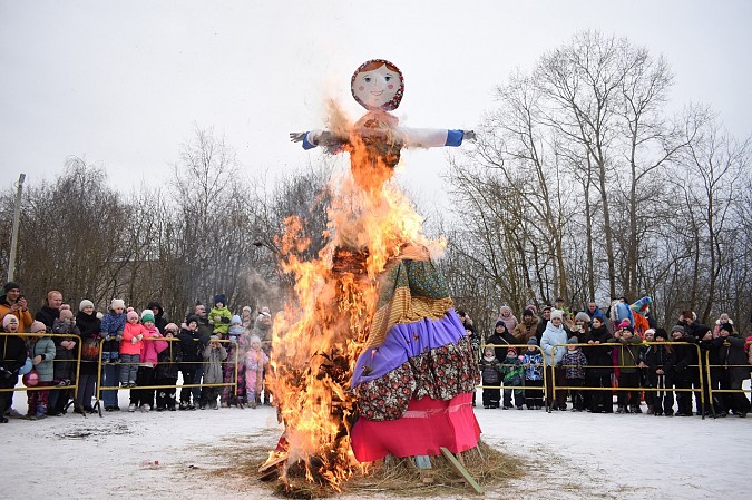 В микрорайонах «Поликор», «ДХЗ» и «Автоагрегат» прошли масленичные гулянья фото 2