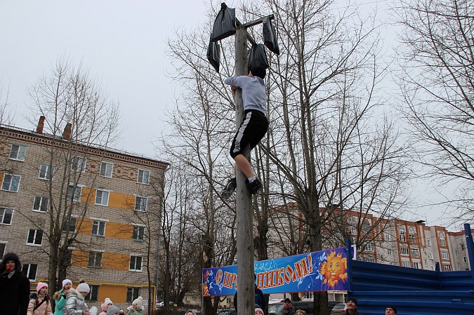 В микрорайонах «Поликор», «ДХЗ» и «Автоагрегат» прошли масленичные гулянья фото 3