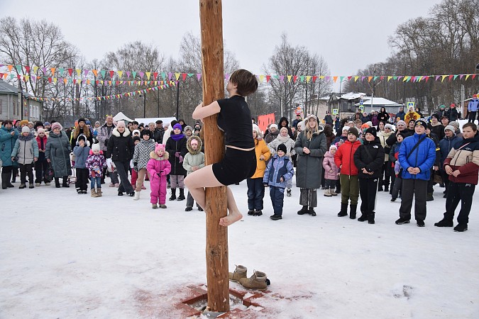 На Базарной площади в Наволоках отметили Масленицу фото 2