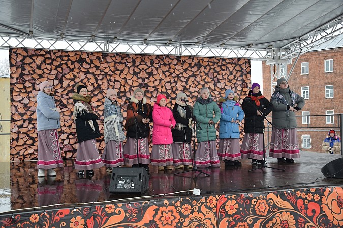 На Базарной площади в Наволоках отметили Масленицу фото 4