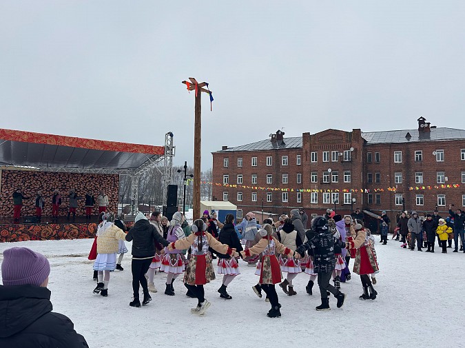 На Базарной площади в Наволоках отметили Масленицу фото 6