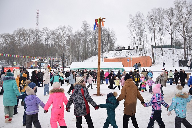 На Базарной площади в Наволоках отметили Масленицу фото 3