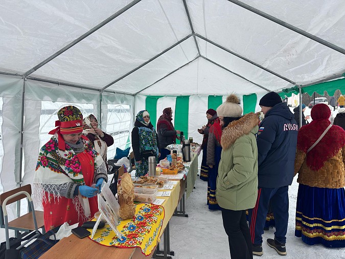 На Базарной площади в Наволоках отметили Масленицу фото 5