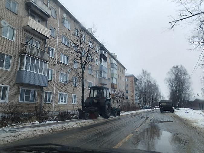 УГХ обрабатывает дороги Кинешмы песко-соляной смесью и расчищает тротуары фото 6