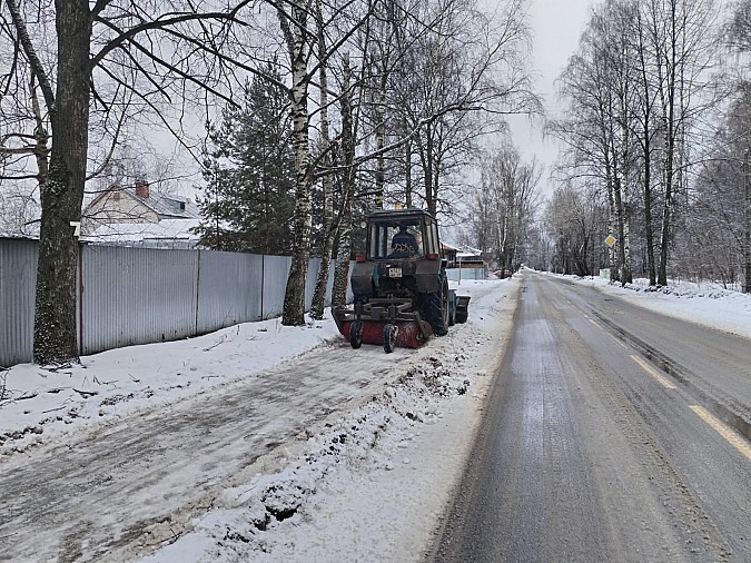УГХ обрабатывает дороги Кинешмы песко-соляной смесью и расчищает тротуары фото 5