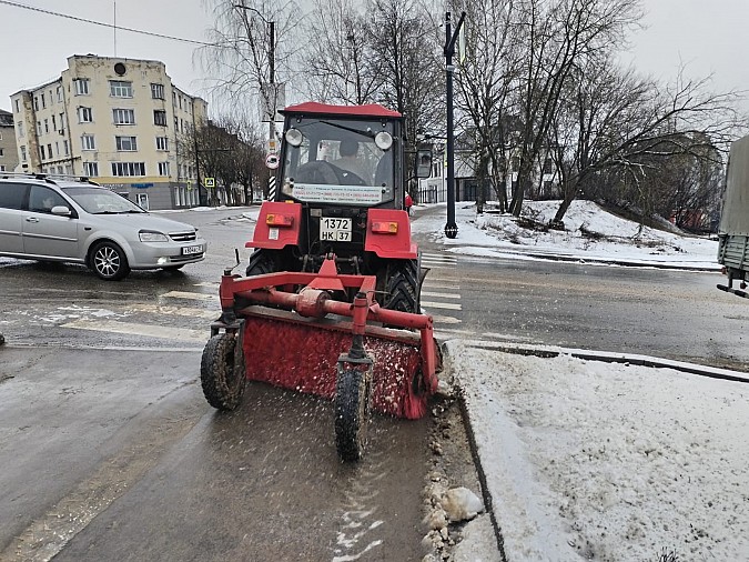 УГХ обрабатывает дороги Кинешмы песко-соляной смесью и расчищает тротуары фото 3