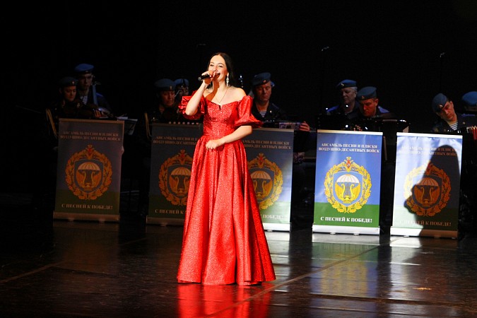 В Кинешме выступил легендарный Ансамбль песни и пляски ВДВ фото 24