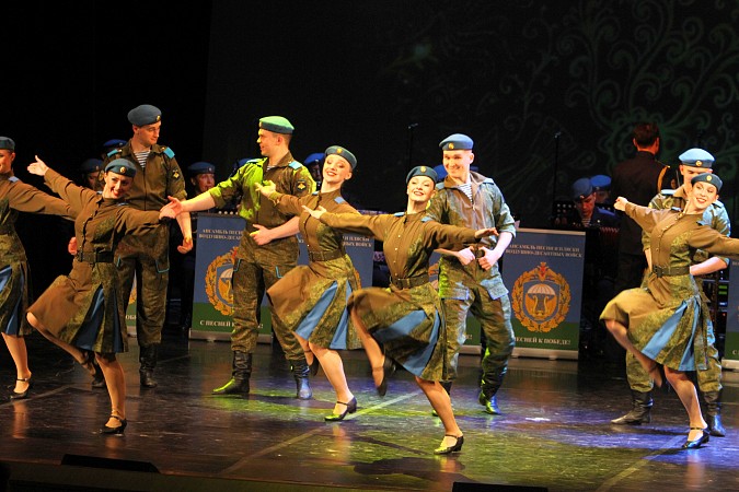 В Кинешме выступил легендарный Ансамбль песни и пляски ВДВ фото 26
