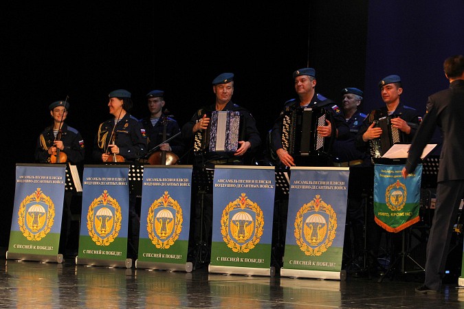 В Кинешме выступил легендарный Ансамбль песни и пляски ВДВ фото 20