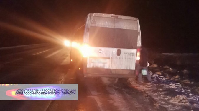 На дороге Ковров-Шуя-Кинешма из-за лопнувшего колеса перевернулся автобус с пассажирами фото 2