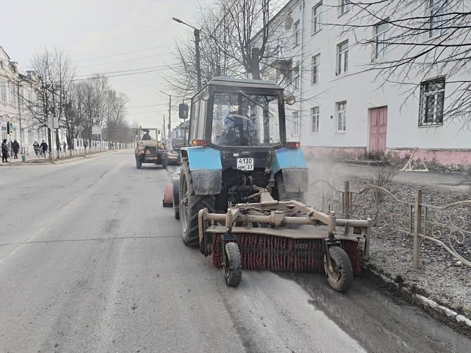 Улицы Кинешмы очищают от смета и песка фото 8