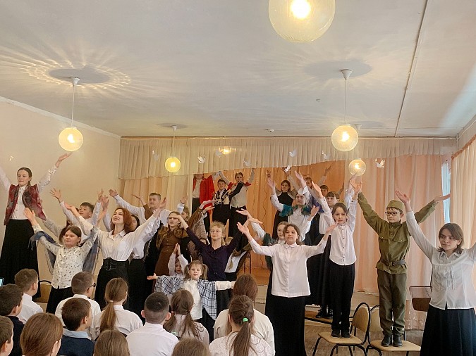 В школах Кинешмы продолжается показ патриотической композиции «Живите за нас» фото 5