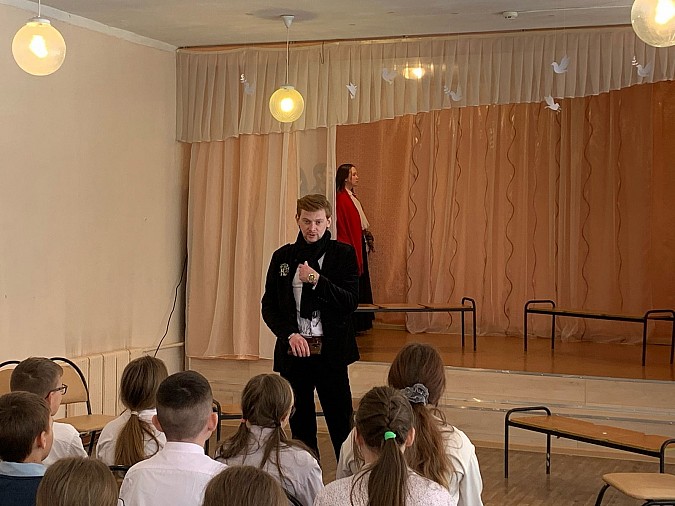 В школах Кинешмы продолжается показ патриотической композиции «Живите за нас» фото 4