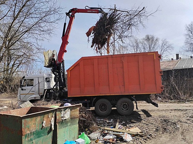 УГХ активно убирает Кинешму от смёта и мусора фото 4