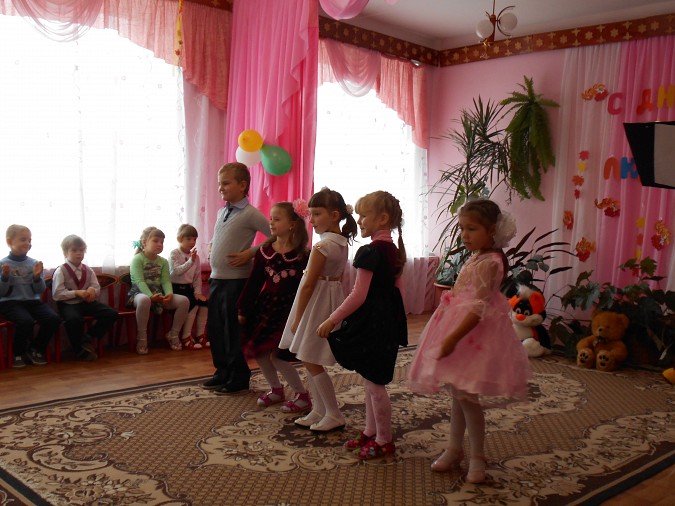 Дошколята спели дедушкам и бабушкам фото 4