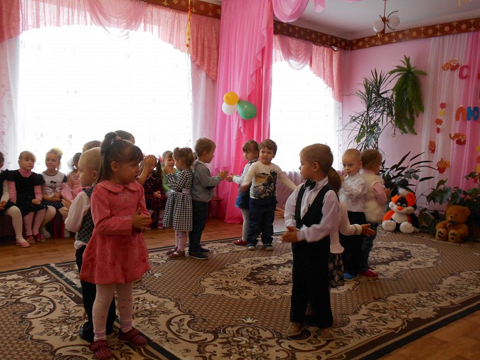 Дошколята спели дедушкам и бабушкам фото 2