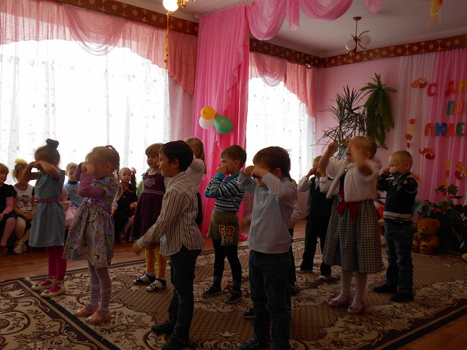 Дошколята спели дедушкам и бабушкам фото 3