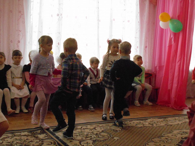 Дошколята спели дедушкам и бабушкам фото 5