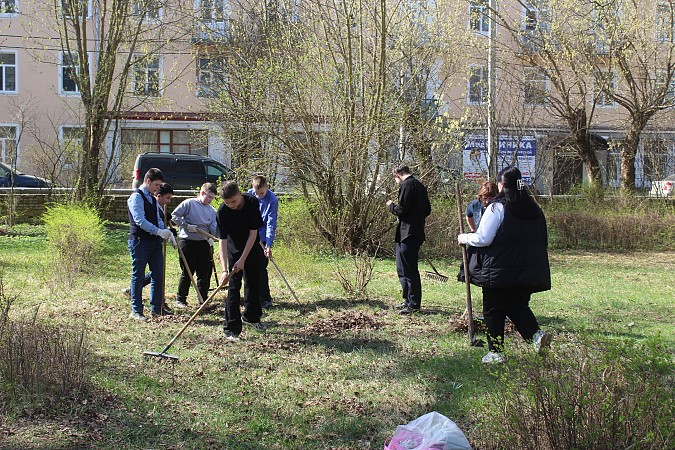 В сквере микрорайона фабрики №2 состоялся большой субботник фото 3