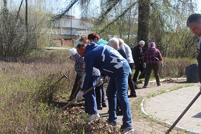 В сквере микрорайона фабрики №2 состоялся большой субботник фото 2