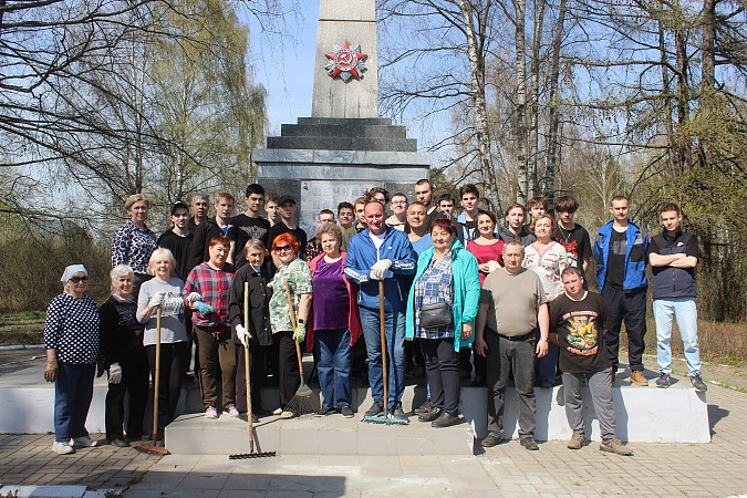 В сквере микрорайона фабрики №2 состоялся большой субботник фото 8