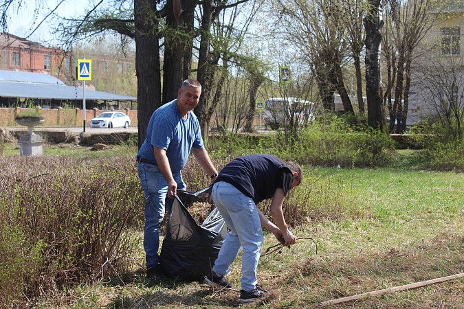 В сквере микрорайона фабрики №2 состоялся большой субботник фото 5