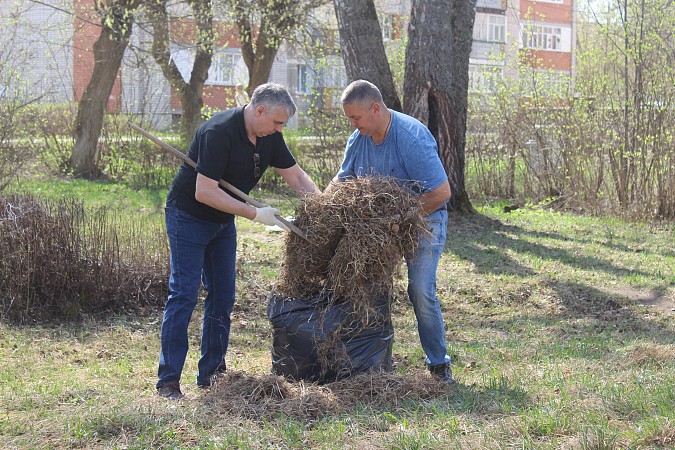 В сквере микрорайона фабрики №2 состоялся большой субботник фото 6