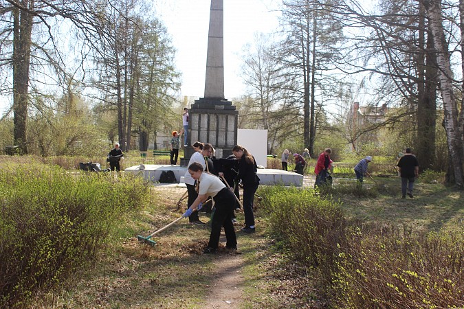 В сквере микрорайона фабрики №2 состоялся большой субботник фото 4