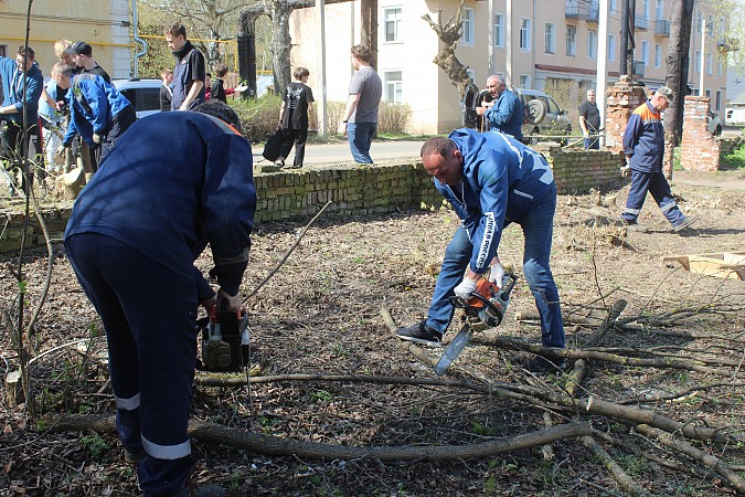 В сквере микрорайона фабрики №2 состоялся большой субботник фото 7