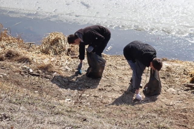 На берегу Волги и Елнать прошли экологические субботники фото 4