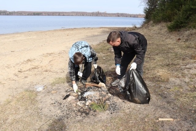 На берегу Волги и Елнать прошли экологические субботники фото 2