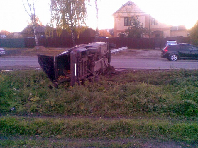 Пьяный автомобилист снёс дорожный знак и столб фото 2