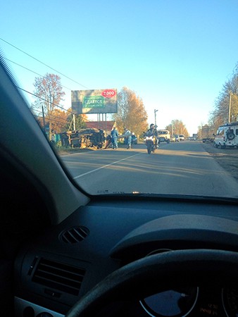 Пьяный автомобилист снёс дорожный знак и столб фото 3