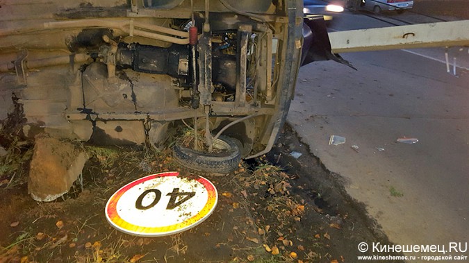 Пьяный автомобилист снёс дорожный знак и столб фото 7