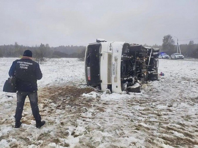 На дороге Приволжск-Иваново опрокинулся автобус, водитель погиб фото 2