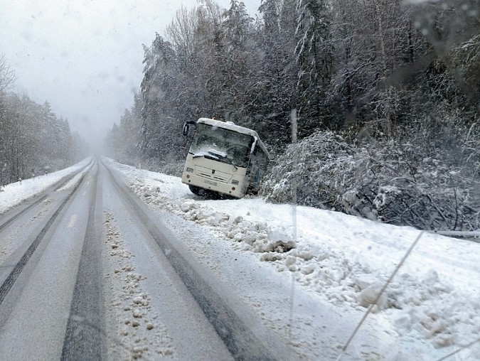 Автобус санатория «Решма» улетел в кювет фото 2