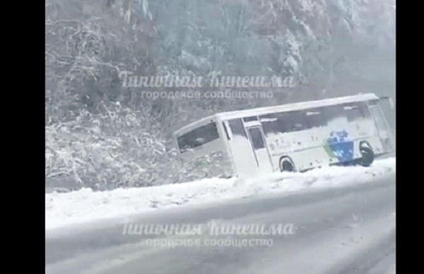 Автобус санатория «Решма» улетел в кювет фото 3