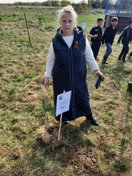 В микрорайоне «Залесье» высажена «Аллеи памяти» фото 6