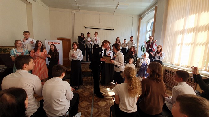 Накануне 9 Мая в школах Кинешмы завершился показ патриотической композиции «Живите за нас» фото 14