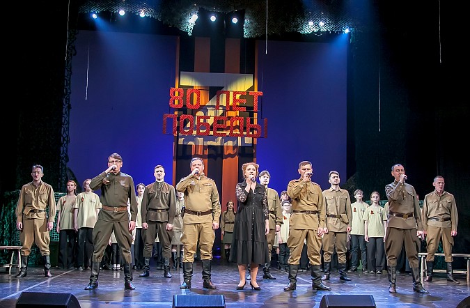 Общим исполнением «Дня победы» завершился большой концерт в Кинешемском театре фото 2