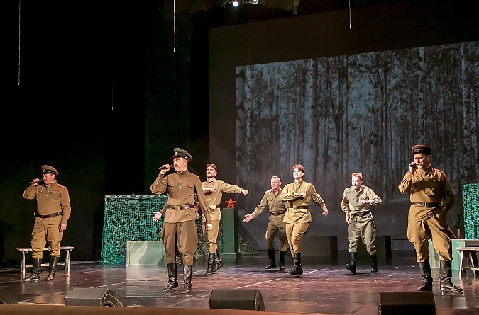 Общим исполнением «Дня победы» завершился большой концерт в Кинешемском театре фото 10