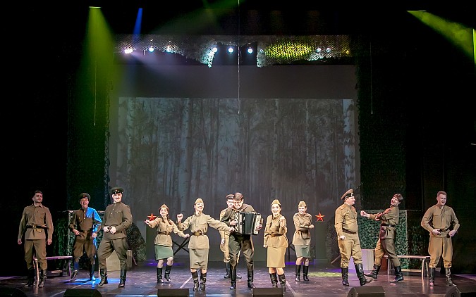 Общим исполнением «Дня победы» завершился большой концерт в Кинешемском театре фото 8